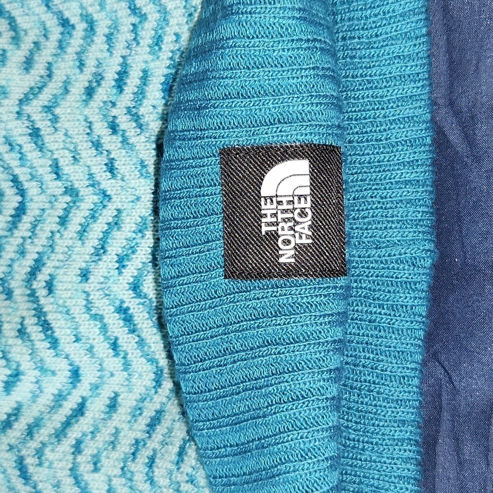The North Face Chevron pom beanie (new with tags) - Picture 2 of 5